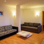 Spacious Apartment With A Fireplace In The City
