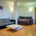 Spacious Apartment With A Fireplace In The City