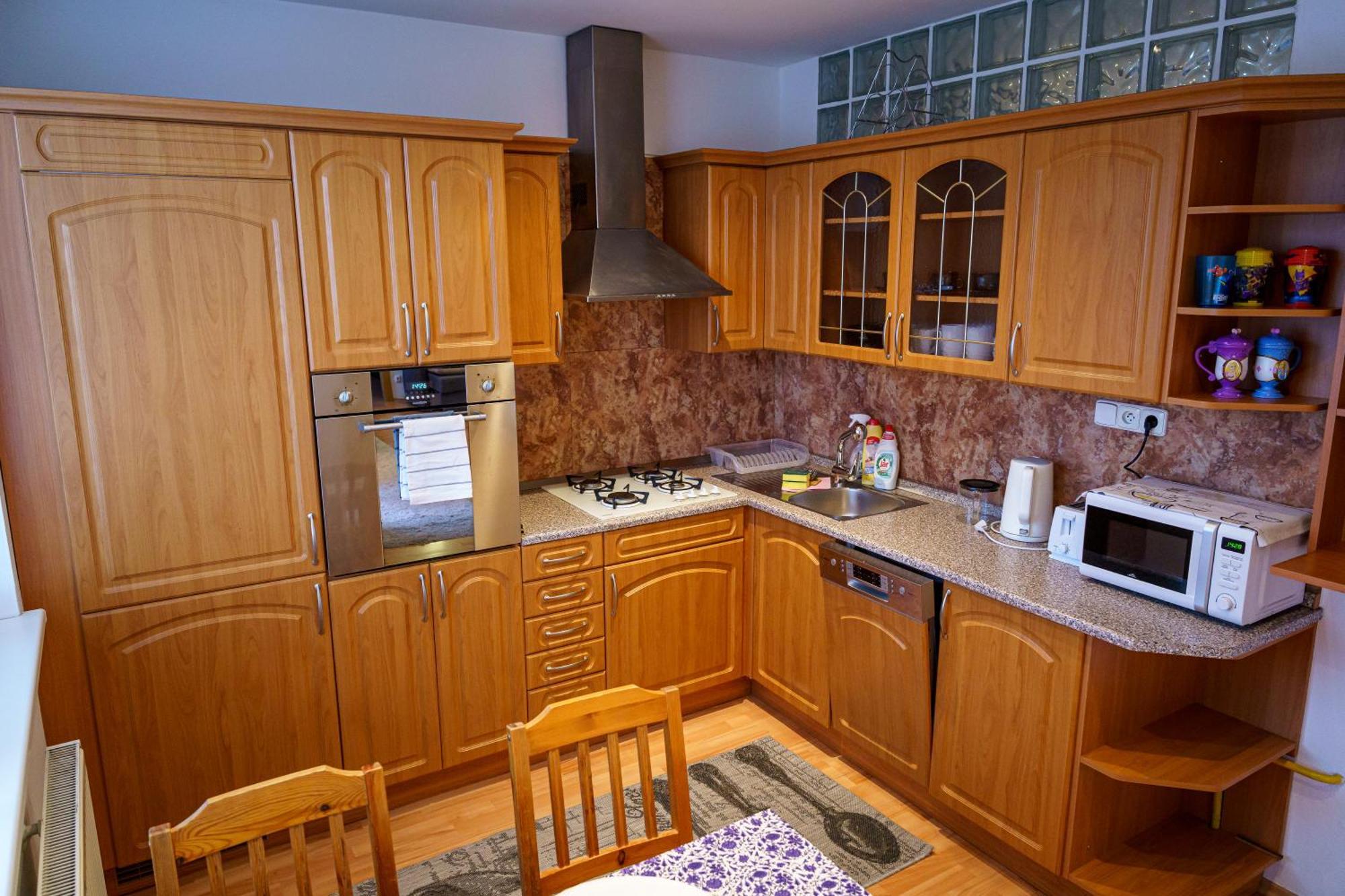Spacious With A Fireplace In The Apartment *