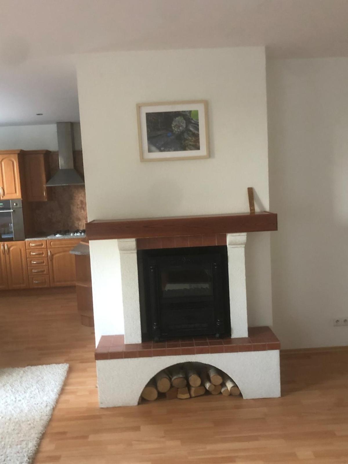 Spacious With A Fireplace In The Apartment *