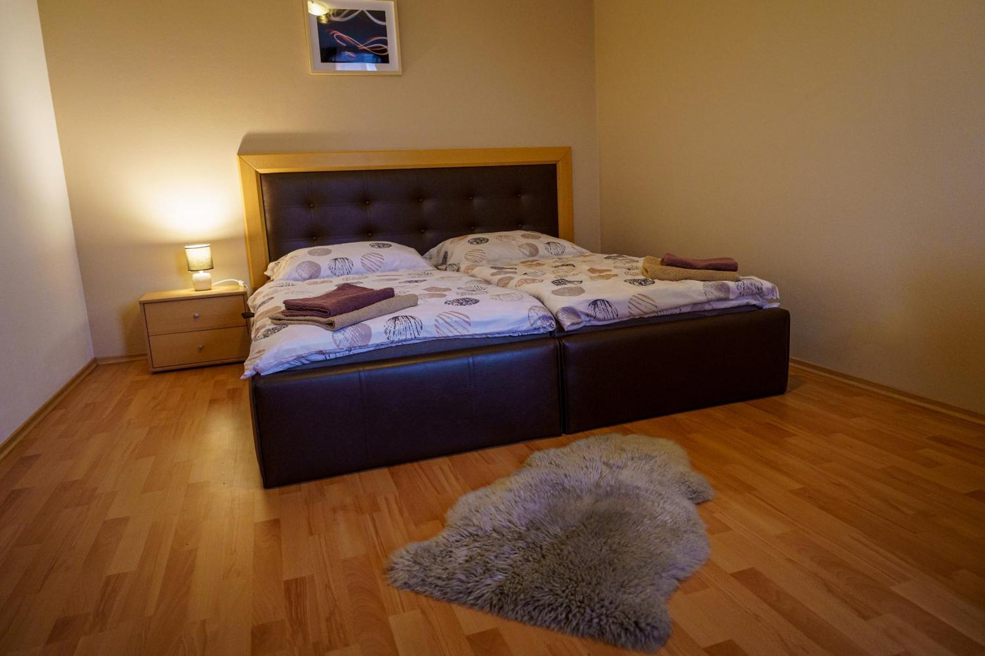 Spacious With A Fireplace In The