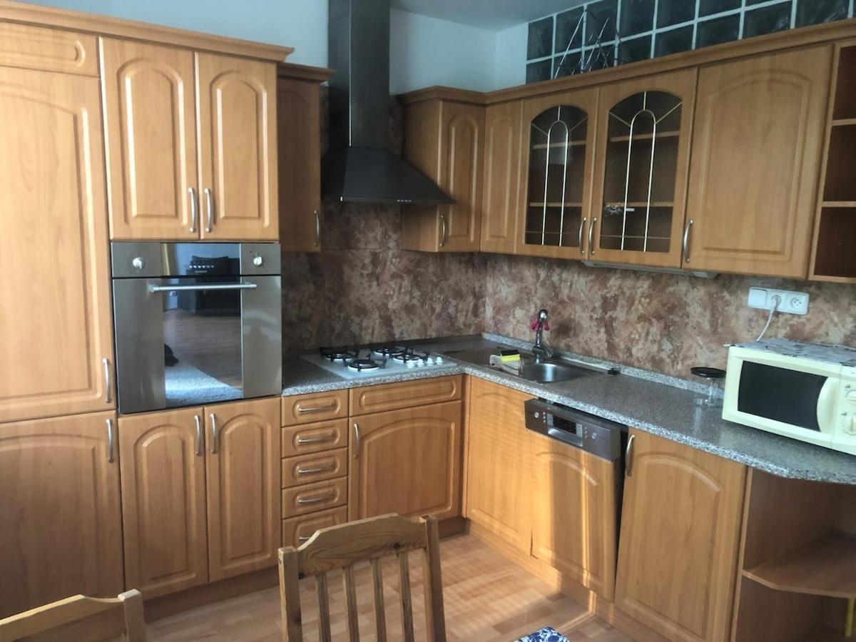 Spacious With A Fireplace In The Apartment